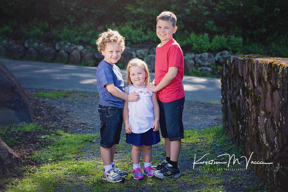 5 easy family of 4 photography poses (indoor and outdoor)