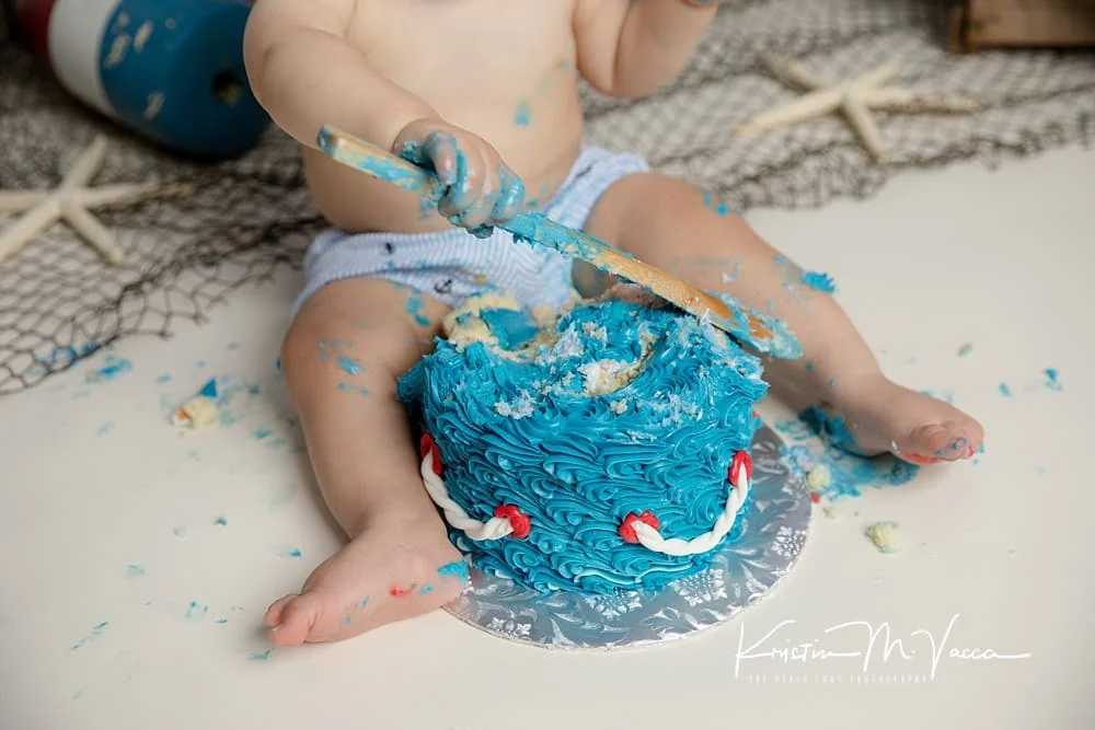 Birthday Girl Prevented The Cake Smash | She comes well-prepared. 📹  darius_jxylin | TW | By 9GAGFacebook