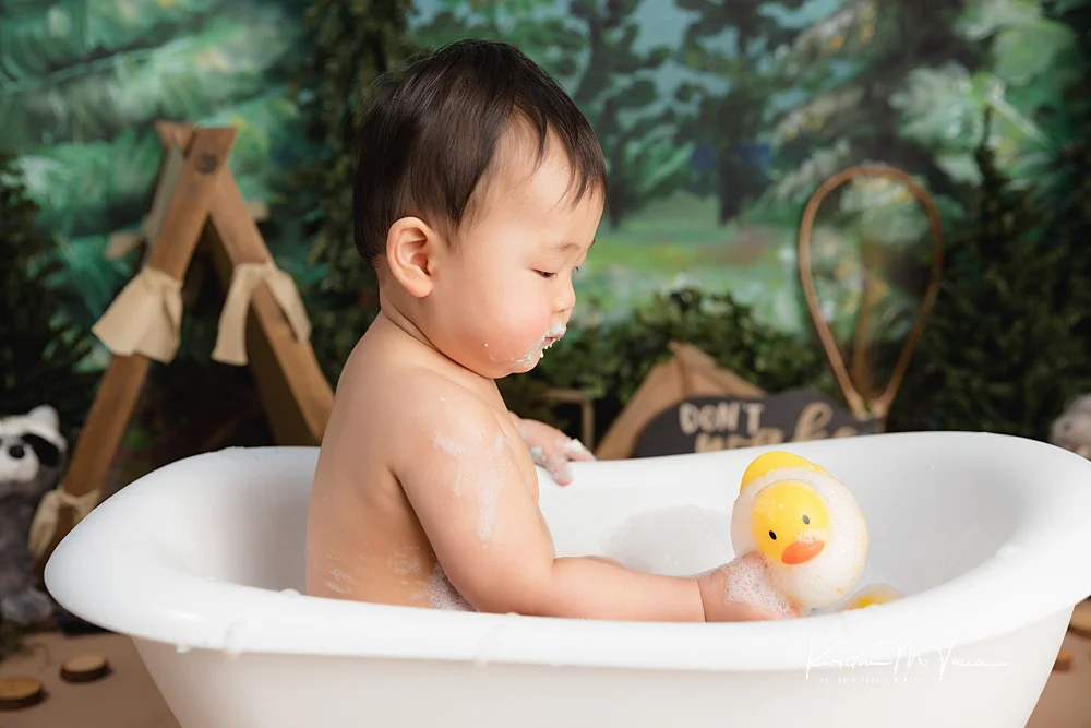 Outdoor bubble bath for after the cake smash-LOVE!  Outdoor baby  photography, Baby photography, New baby products